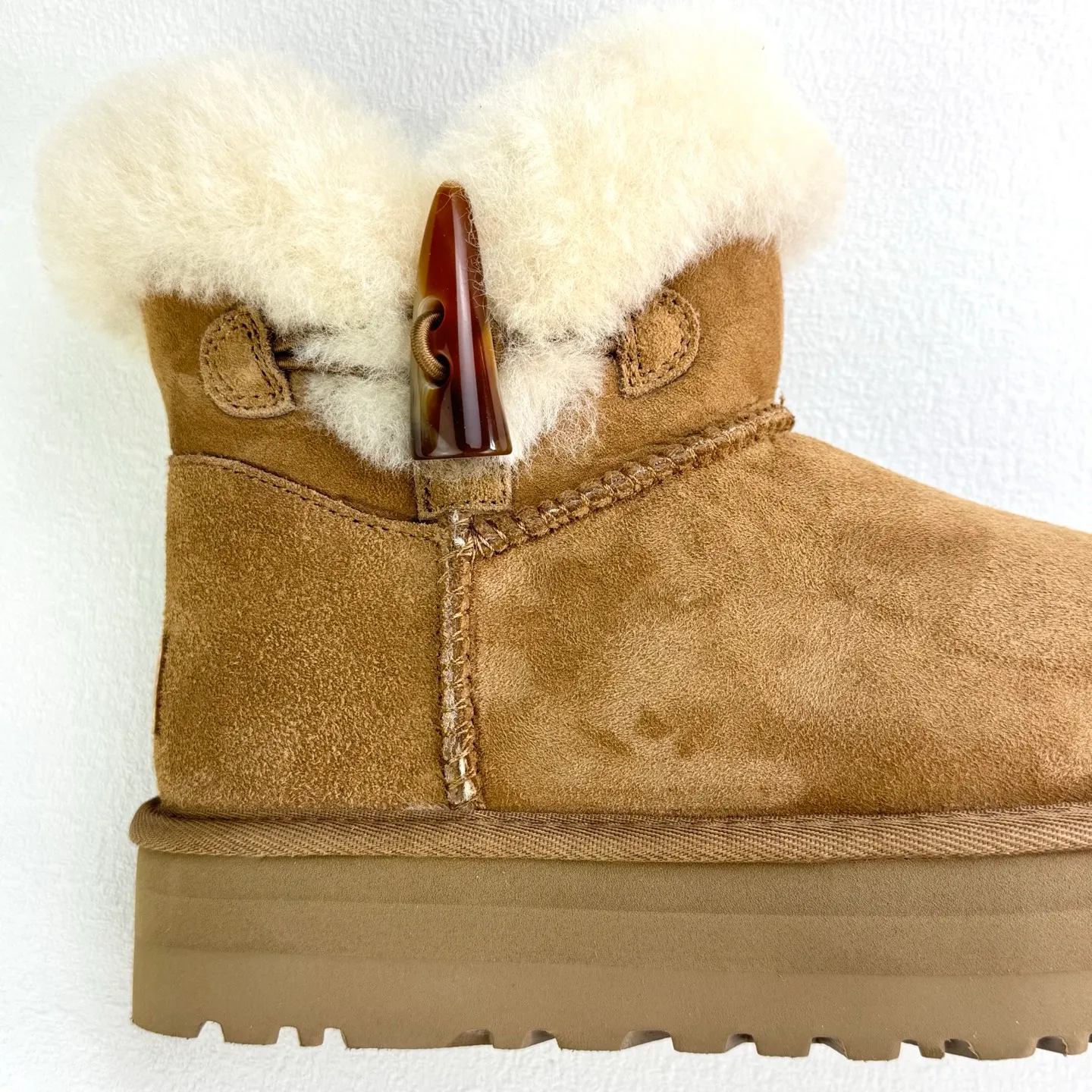 Pick up locally 💰480 The core recommendation is good price. The platform’s foreign trade is exclusive to UGG Classic Short II horn buckle women’s snow boots 1118816 Produced by the ten-year-old brand shoemaking factory production line. Pay attention to every detail. Longfeng A-grade genuine sheep fur is integrated. Completely built in accordance with the ZP process. Size: 35 36 37 38 39 40